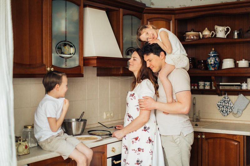 Eltern mit zwei Kindern in der Küche