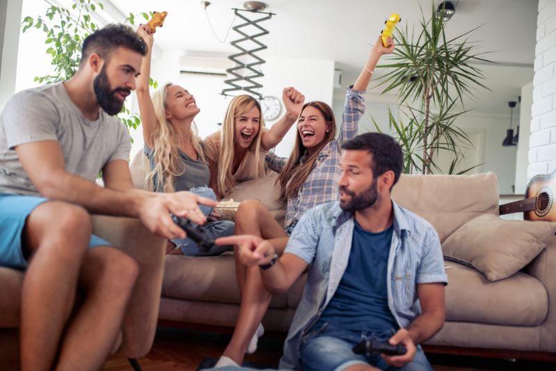 Freunde spielen Videospiele auf einer Party