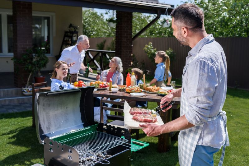 Grillparty - Rezepte, Tipps und Ideen Glückliche Familie beim Grillen