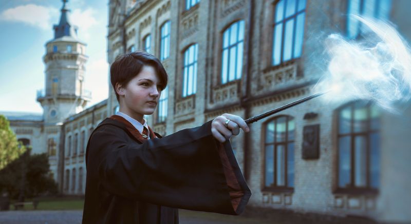Kindergeburtstag Harry Potter Party Kind mit Zauberstab und Harry Potter Kostüm