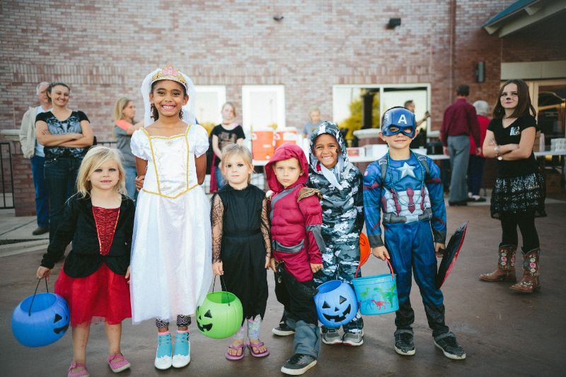 Die bunte Welt der Faschingskostüme Kleine-Kinder-in-Kostümen