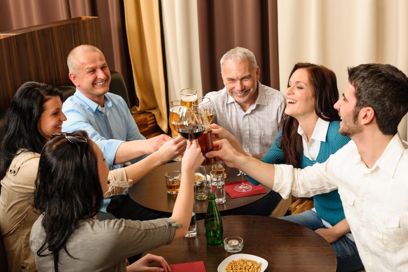 Dienstjubiläum: Vorlagen, Tipps und Geschenke Kollegen-feiern-zusammen-ein-Dienstjubiläum