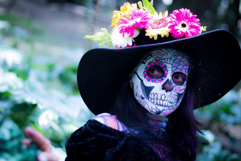 Die bunte Welt der Faschingskostüme Make-up-und-Maske-für-Karneval-Tag-der-Toten
