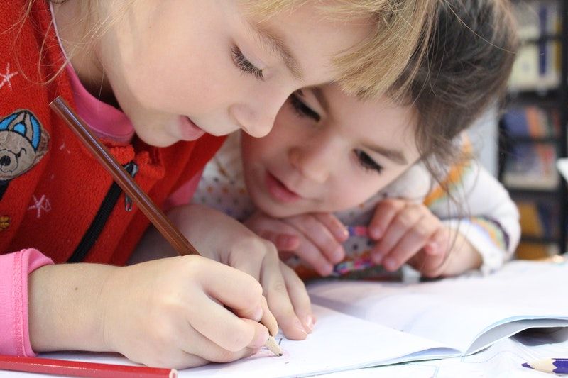 Die 10 Besten Kennenlernspiele Grundschule zwei kleine Mädchen, die auf weißem Papier zeichnen