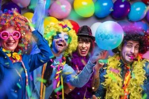 Party Leute, die Karneval oder Neujahr im Partyclub feiern