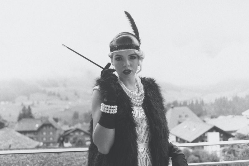 Gatsby Party Die Goldenen Zwanziger Schwarzweiss-Mädchen gekleidet im Gatsby-Stil