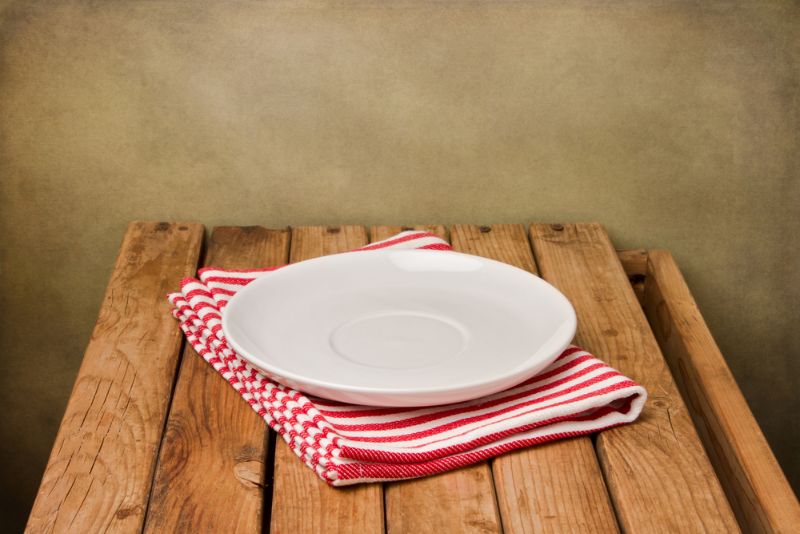 leere weiße Platte auf einem Holztisch