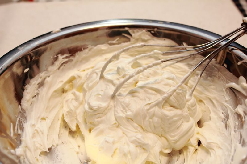 Gatsby Party Die Goldenen Zwanziger weißer Joghurt in einer Schüssel mischen