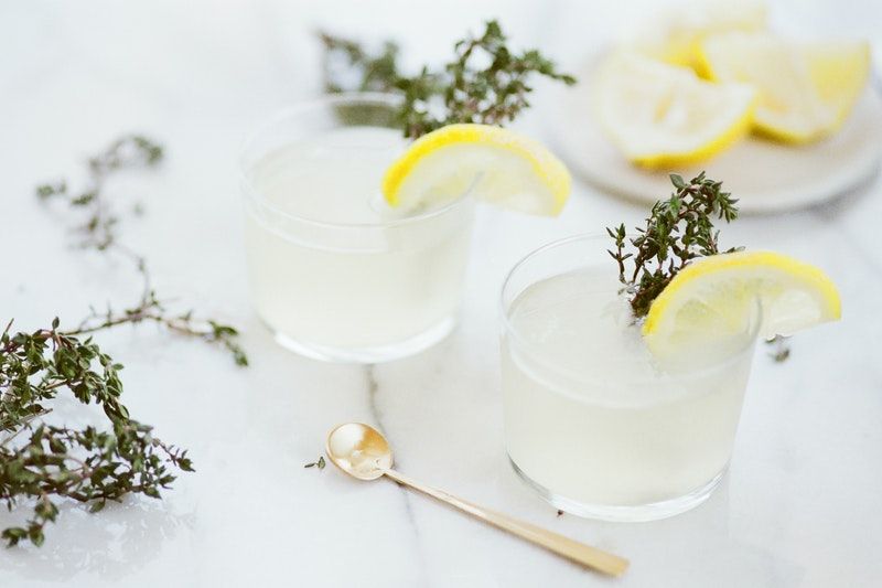 Gatsby Party Die Goldenen Zwanziger zwei Gläser Bee’s Knees Cocktail