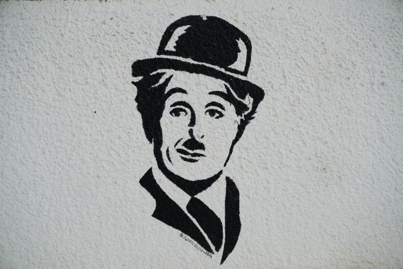 Charlie-Chaplin-Schwarzweiss-Malerei-an-einer-Wand