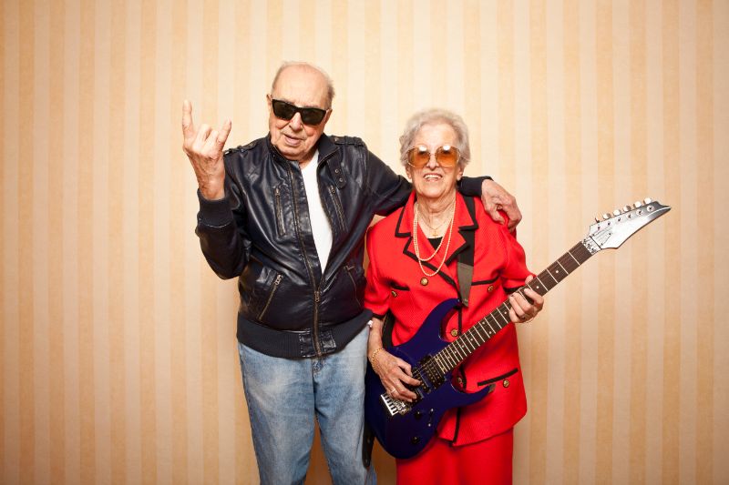 Cooles-Mode-älteres-Paar-mit-E-Gitarre