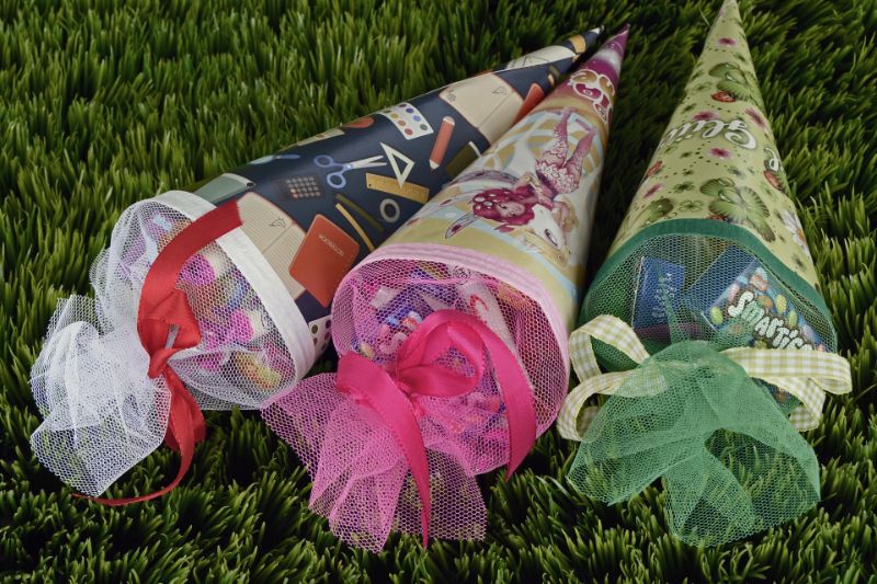 Zuckertüte - Ideen, Tipps und alles über das bunte Wunder Drei-Zuckertuten-liegen-auf-sehr-grünem-Gras