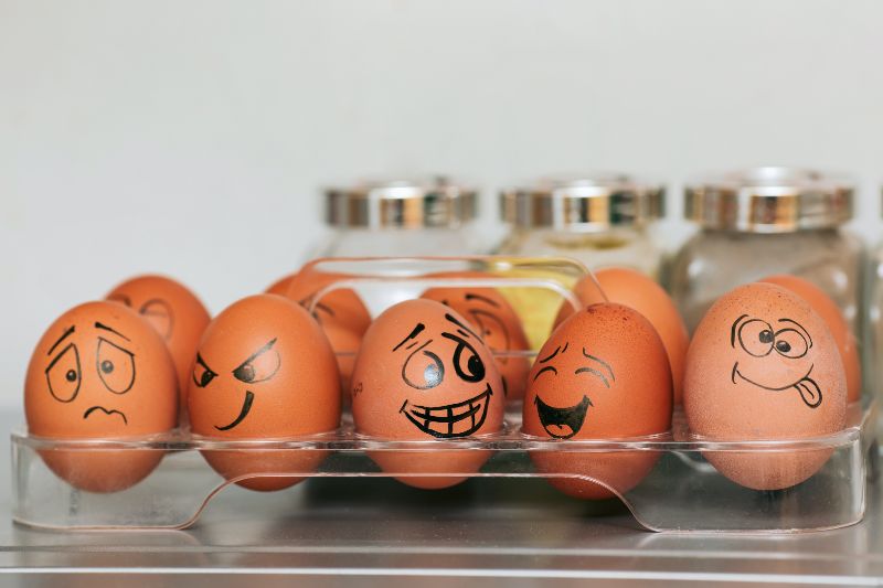 Eier mit verschiedenen Emotionen darauf gemalt
