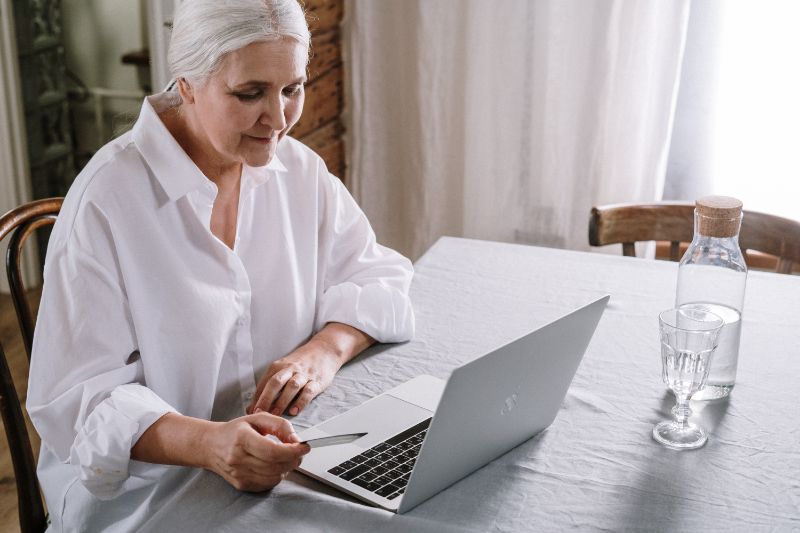 Eine-ältere-Frau-die-einen-Laptop-benutzt