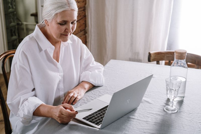 Spiele für Senioren: Unterhaltsame Beschäftigung Eine-ältere-Frau-die-einen-Laptop-benutzt