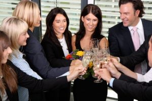 Firmenjubiläum Feier eine Gruppe von Geschäftleuten macht ein Prost mit Champagner