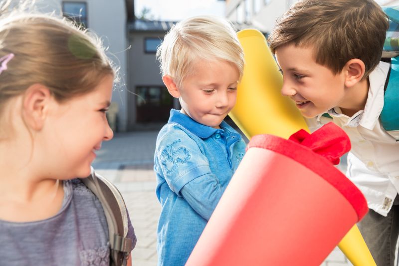Frau-und-Kinder-am-Einschreibungstag-mit-Zuckertüten