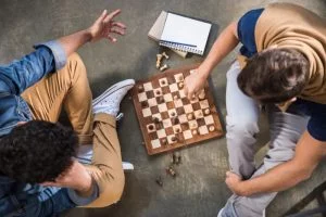 Freunde spielen Schach