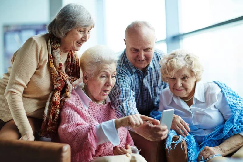 Freundliche-Senioren-mit-Smartphone