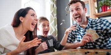 Glückliches-Familienspiel-Brettspiel-zu-Hause