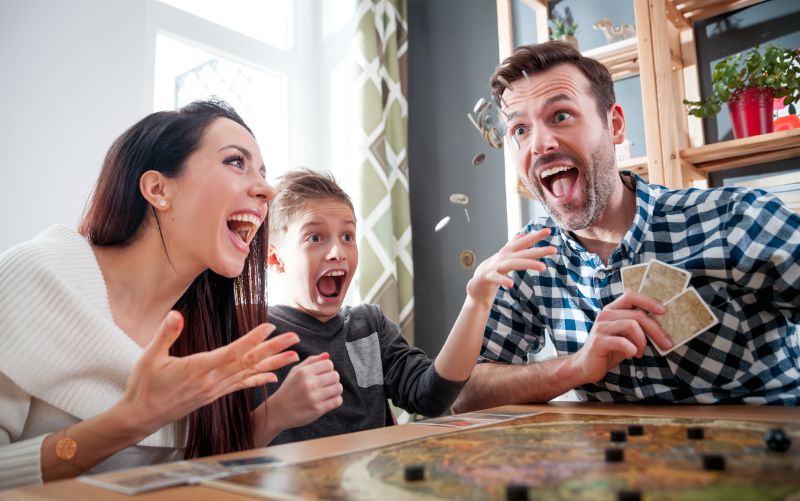 Top 20 Beste Brettspiele Für Jeden Anlass Glückliches-Familienspiel-Brettspiel-zu-Hause