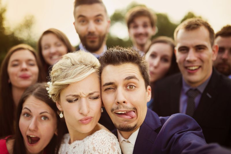 Jungvermählten-mit-ihren-Freunden-machen-Selfie