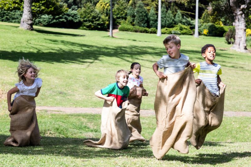 10 Tolle Bewegungsspiele Für Kinder Kinder-die-Sackhüpfen-im-Park