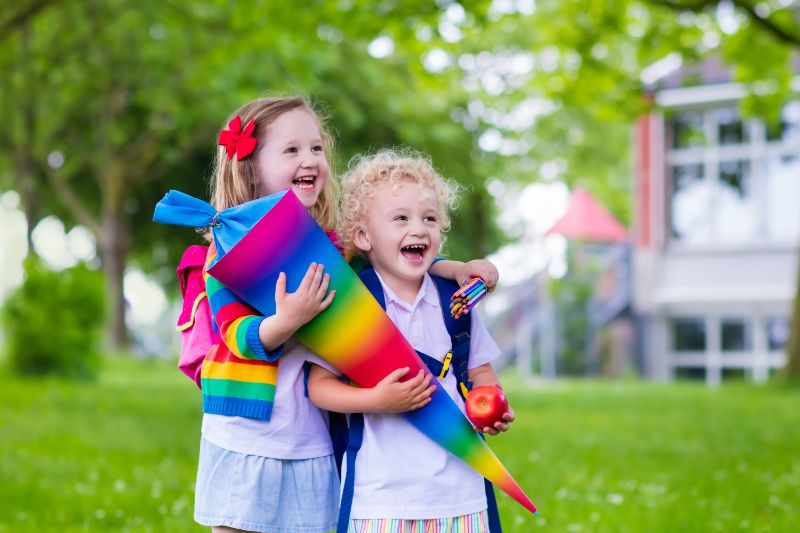 Zuckertüte - Ideen, Tipps und alles über das bunte Wunder Kinder-mit-Zuckertüten-am-ersten-Schultag-in-Deutschland