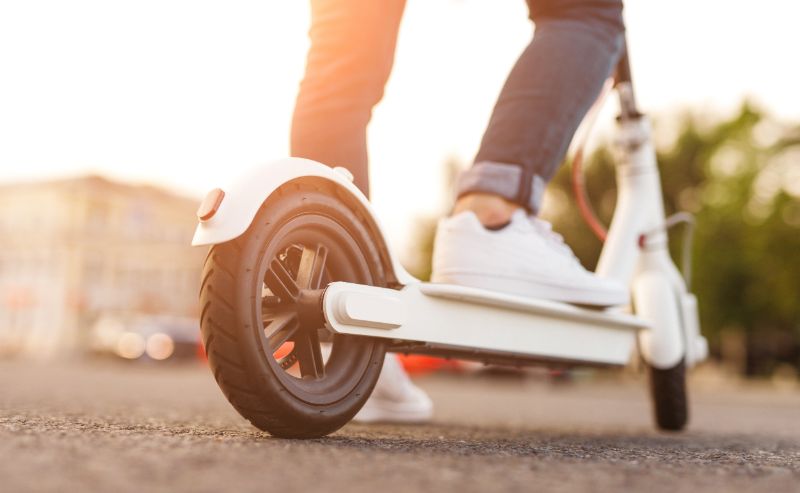 E Scooter Kinder: Alles Was Sie Wissen Sollten Mann-fährt-Elektroroller-min
