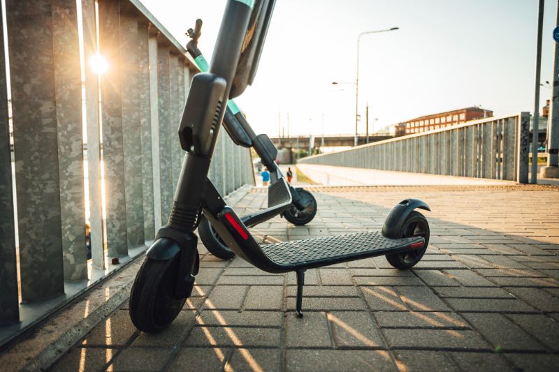 E Scooter Kinder: Alles Was Sie Wissen Sollten Verleih-von-Elektrorollern-auf-den-Straßen-der-Stadt-umweltfreundlicher-Transport-min
