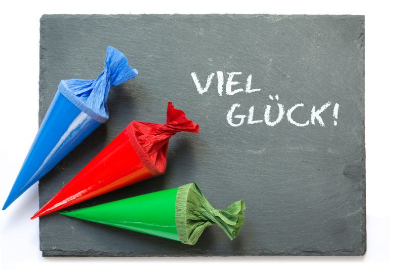 Zuckertüte - Ideen, Tipps und alles über das bunte Wunder Zuckertüte-auf-einer-Tafel-mit-Nachricht-viel-Glück