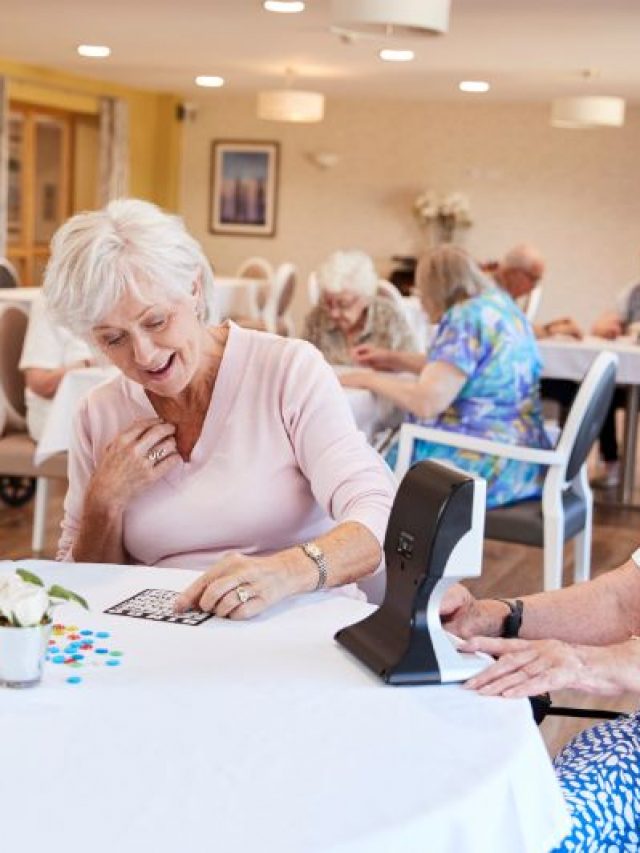 Gruppe-von-Senioren-die-Bingo-Spiel-im-Altersheim-spielen-min