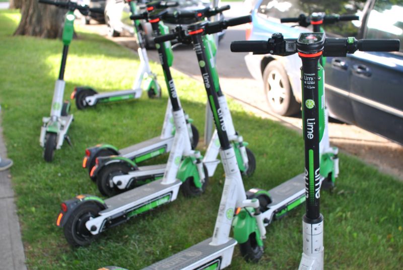 E Scooter Kinder: Alles Was Sie Wissen Sollten grün-weiße-und-grün-schwarze-Roller-min