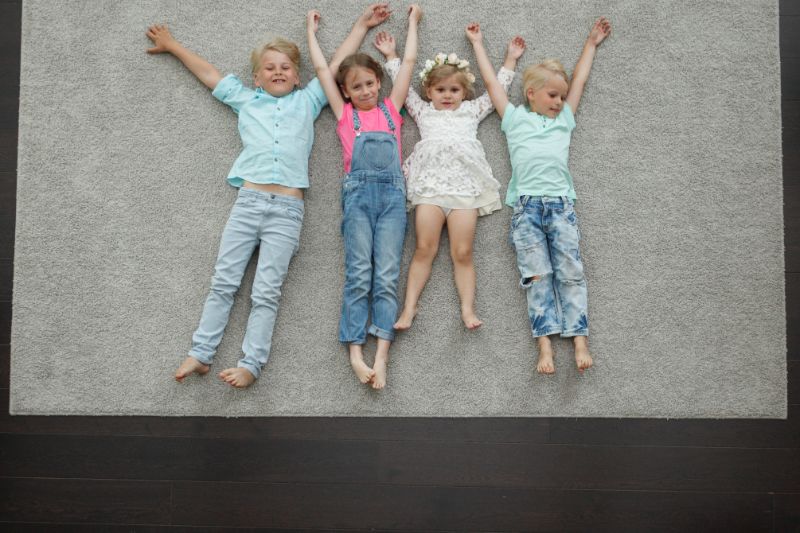 Gruppe-der-glücklichen-Kinder-die-auf-Bodenliegen