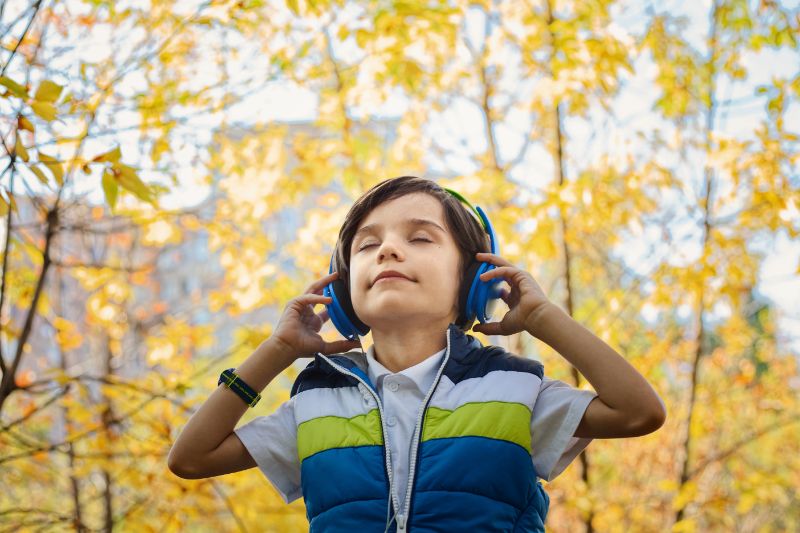 Die 10 Besten Kindergarten Lieder Junge-hört-im-Kopfhörer-zu