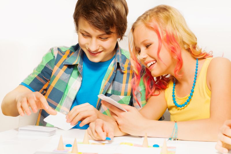Concept Spiel: Mit Bilder Die Welt Erklären Jungen-und-Mädchen-spielen