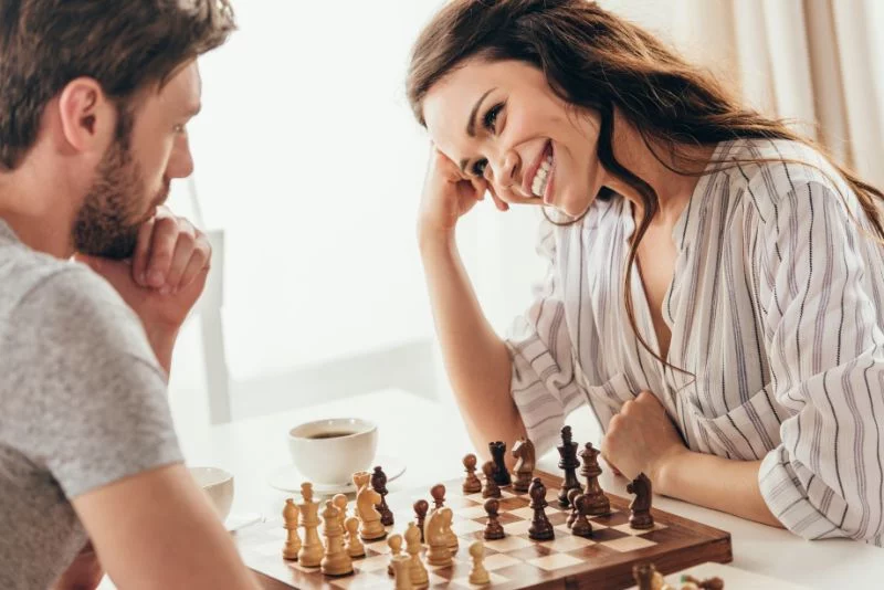 Junges-Paar-das-zu-Hause-Schach-spielt