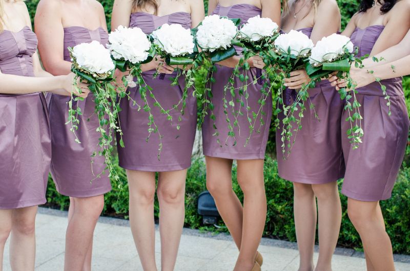 Reihe-von-Brautjungfern-mit-Blumensträußen-bei-der-Hochzeitszeremonie
