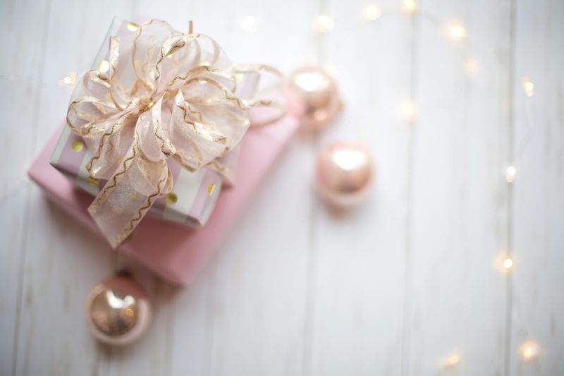 Geburtstagswünsche Tochter: Schöne Sprüche und Grüße Zwei-rosa-weiße-Geschenkboxen-mit-Band