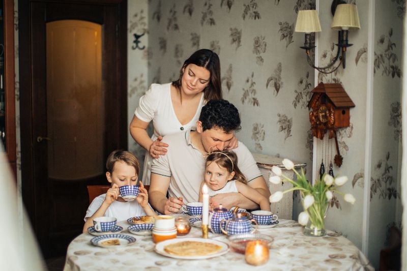 Geburtstagswünsche Papa: Feine Auslese fröhliche-Familie-die-Tee-zu-Hause-trinkt