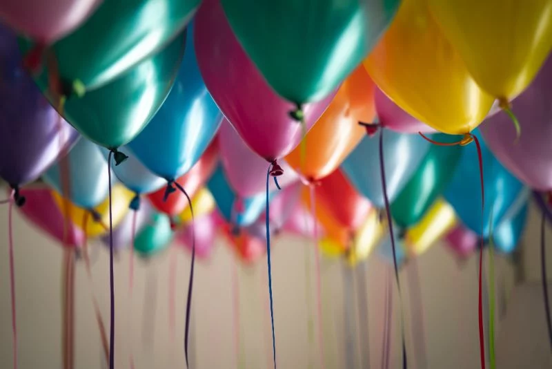 viele-Geburtstagsballons-in-verschiedenen-Farben