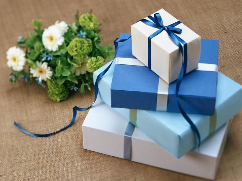 viele-Geschenke-in-Blau-für-einen-Bruder