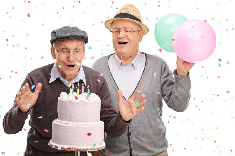 zwei-lustige-ältere-Brüder-die-einen-Geburtstag-feiern