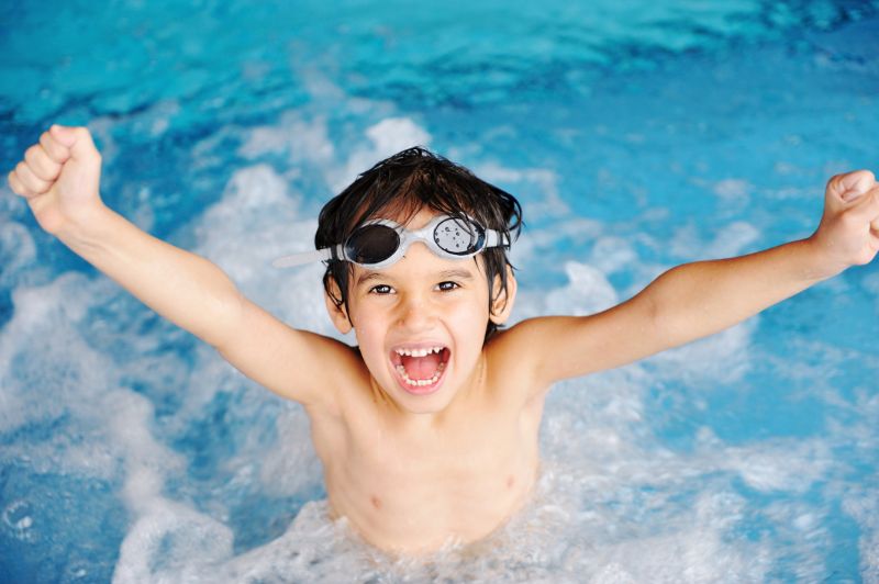 Aktivitäten-am-Pool-Kinder-schwimmen-und-spielen-im-Wasser-Glück-und-Sommerzeit