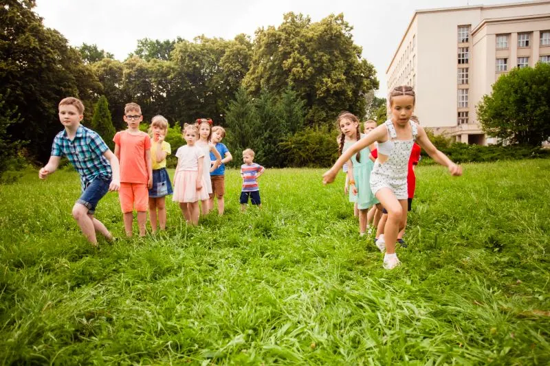Die-Kinder-nehmen-im-Sommercamp-am-Sport-teil