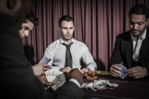 Ernster-Mann-der-vom-Kartenspiel-mit-hohen-Einsatzen-aufschaut