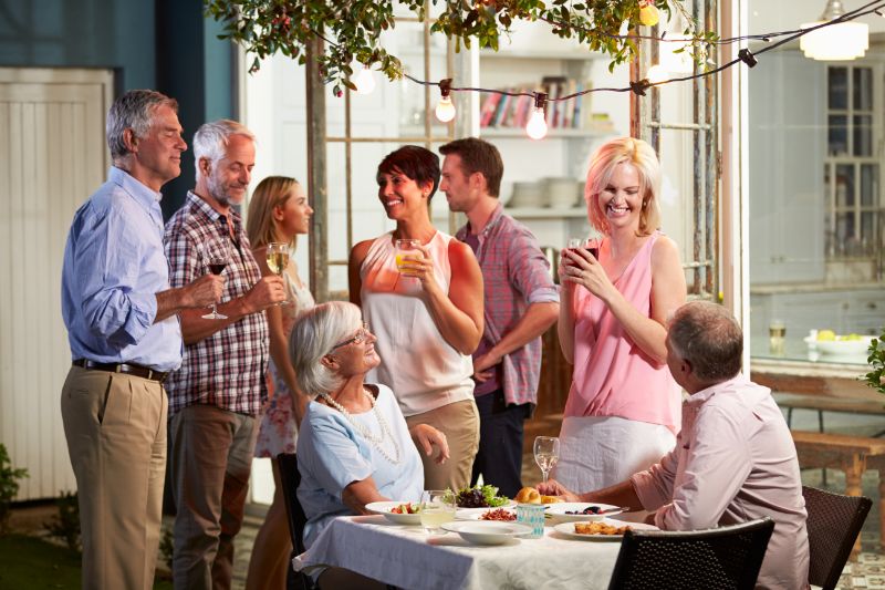 Geburtstagsspiele 50: Die Besten Spiele Für Senioren Gruppe-von-Freunden-genießen-Abendparty-im-Freien-Party