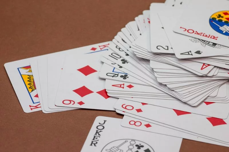 Karten-spielen-in-einem-Chaos