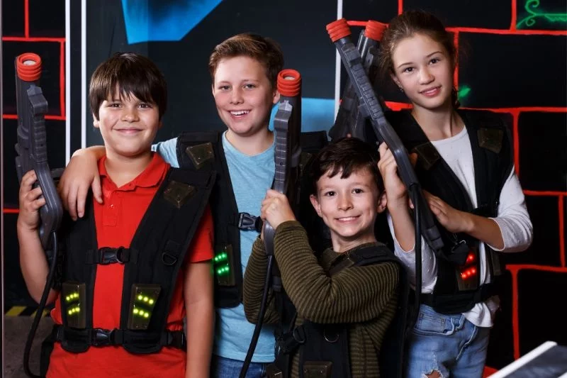 Kinder-posieren-mit-Laserpistolen. wo geburtstag feiern im winter