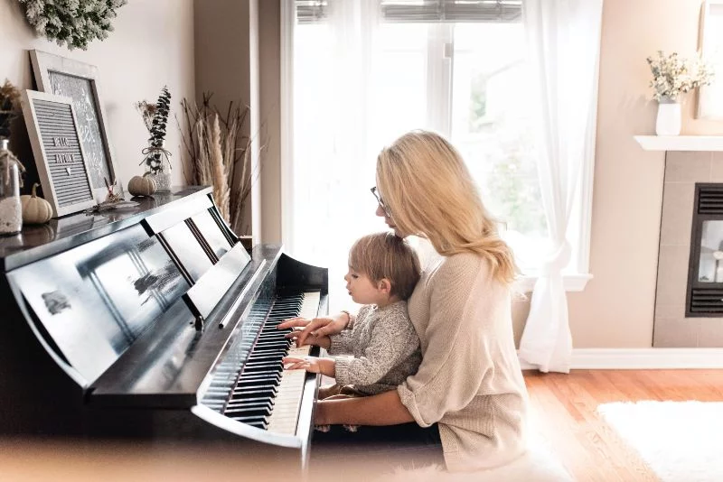 Mutter-und-Kind-spielen-Klavier-und-erzahlen-eine-Klanggeschichte